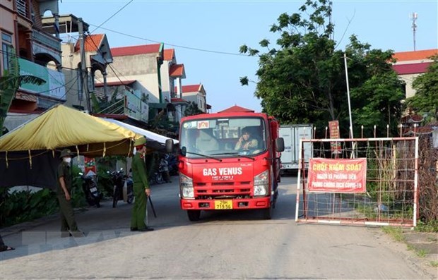 Lực lượng chức năng chốt chặn c&aacute;c lối ra v&agrave;o tại x&atilde; M&atilde;o Điền, huyện Thuận Th&agrave;nh, tỉnh Bắc Ninh. (Ảnh: Đinh Văn Nhiều/TTXVN)