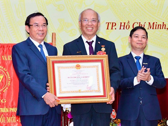 B&iacute; thư Th&agrave;nh ủy TPHCM Nguyễn Văn N&ecirc;n trao Hu&acirc;n chương lao động hạng nh&igrave; cho Viện nghi&ecirc;n cứu ph&aacute;t triển Phương Đ&ocirc;ng. Ảnh: VIỆT DŨNG