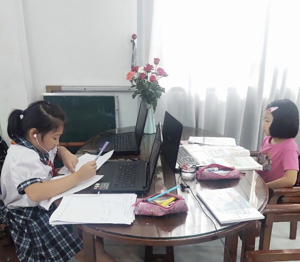 Học sinh Trường tiểu học L&ecirc; Đức Thọ (quận G&ograve; Vấp, TP.HCM) học trực tuyến tại nh&agrave; s&aacute;ng 10-5 - Ảnh: T.S.