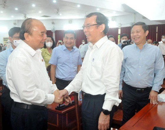Chủ tịch nước Nguyễn Xu&acirc;n Ph&uacute;c trao đổi với B&iacute; thư Th&agrave;nh ủy TPHCM Nguyễn Văn N&ecirc;n. Ảnh: CAO THĂNG