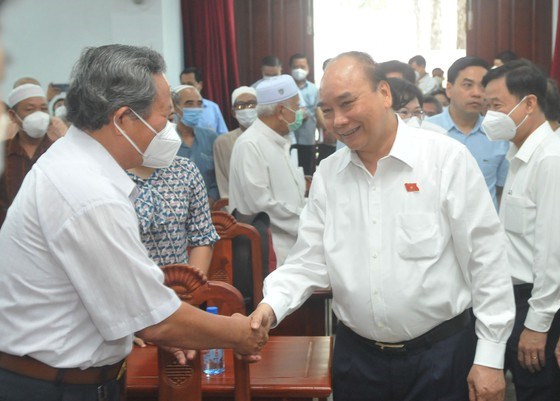 Chủ tịch nước Nguyễn Xu&acirc;n Ph&uacute;c thăm hỏi cử tri quận 5, 8, 11. Ảnh: CAO THĂNG