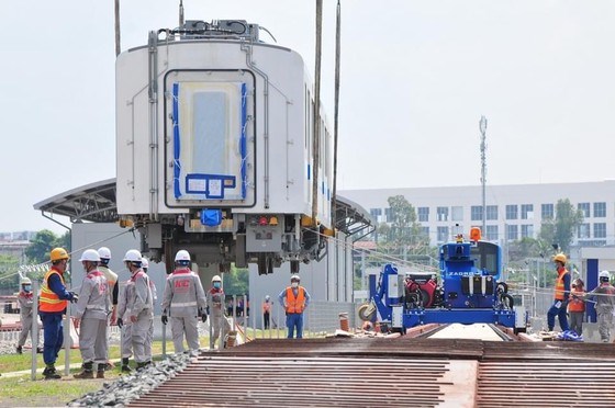 Toa t&agrave;u được c&acirc;n chỉnh trước khi hạ xuống đường ray. Ảnh: QUỐC H&Ugrave;NG