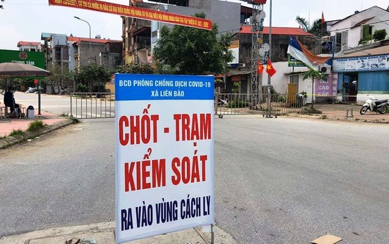 Một chốt kiểm so&aacute;t ngăn chặn dịch Covid-19 l&acirc;y lan tại huyện Ti&ecirc;n Du, Bắc Ninh