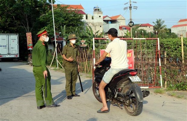 Lực lượng chức năng chốt chặn c&aacute;c lối ra v&agrave;o tại x&atilde; M&atilde;o Điền, huyện Thuận Th&agrave;nh, tỉnh Bắc Ninh(Ảnh: Đinh Văn Nhiều/TTXVN)