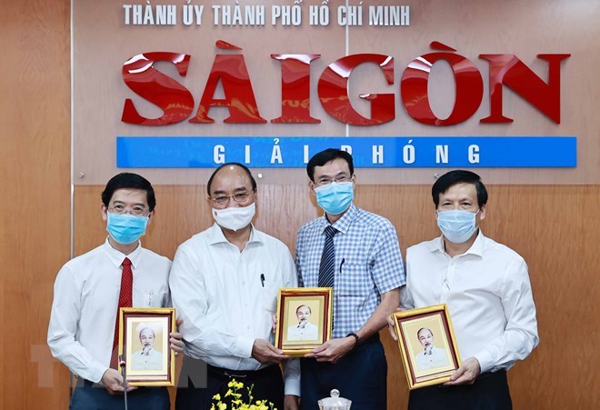 Chủ tịch nước Nguyễn Xu&acirc;n Ph&uacute;c tặng ch&acirc;n dung Chủ tịch Hồ Ch&iacute; Minh cho Ban bi&ecirc;n tập B&aacute;o S&agrave;i G&ograve;n Giải ph&oacute;ng.&nbsp;(Ảnh: Thống Nhất/TTXVN)