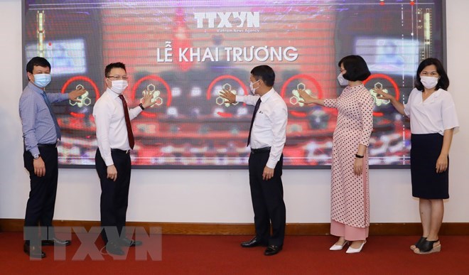 L&atilde;nh đạo Th&ocirc;ng tấn x&atilde; Việt Nam nhấn n&uacute;t khai trương khai trương trang th&ocirc;ng tin đặc biệt về bầu cử đại biểu Quốc hội kh&oacute;a XV v&agrave; đại biểu Hội đồng Nh&acirc;n d&acirc;n c&aacute;c cấp nhiệm kỳ 2021-2026 tại địa chỉ: https://baucuquochoi.vn(Ảnh: Văn Điệp/TTXVN)