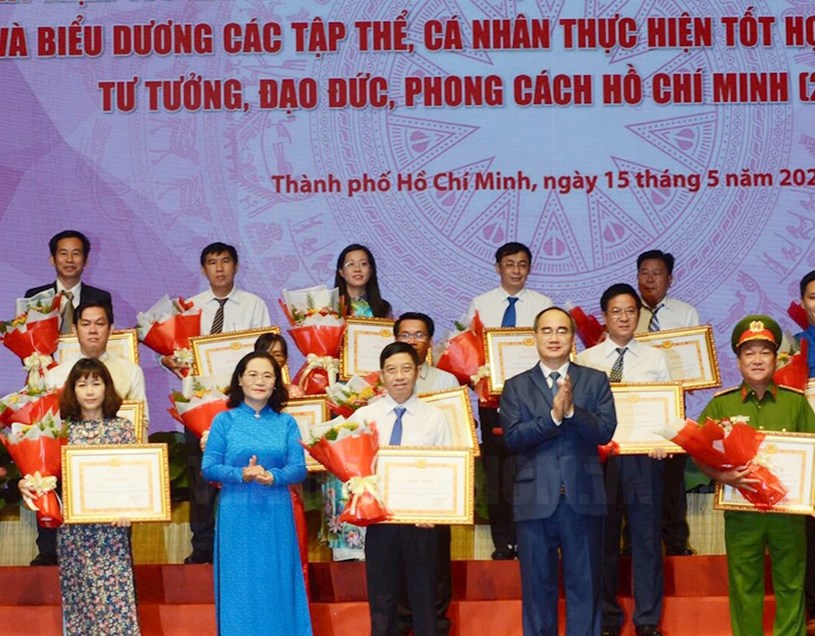 B&iacute; thư Th&agrave;nh ủy TPHCM Nguyễn Thiện Nh&acirc;n v&agrave; Chủ tịch HĐND TP Nguyễn Thị Lệ biểu dương c&aacute;c tập thể điển h&igrave;nh học tập v&agrave; l&agrave;m theo tư tưởng, đạo đức, phong c&aacute;ch Hồ Ch&iacute; Minh.