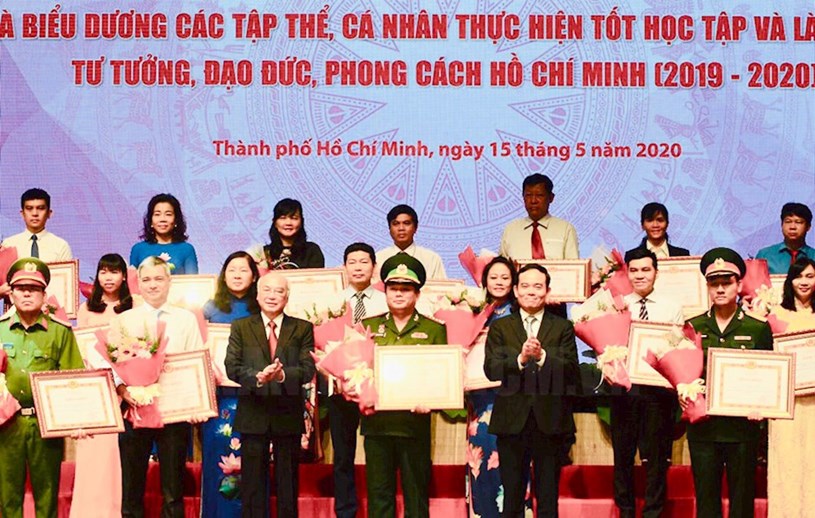 Ph&oacute; B&iacute; thư Thường trực Th&agrave;nh ủy TPHCM Trần Lưu Quang v&agrave; Trưởng ban Tuy&ecirc;n gi&aacute;o Th&agrave;nh ủy TPHCM Phan Nguyễn Như Khu&ecirc; biểu dương c&aacute;c tập thể điển h&igrave;nh học tập v&agrave; l&agrave;m theo tư tưởng, đạo đức, phong c&aacute;ch Hồ Ch&iacute; Minh.