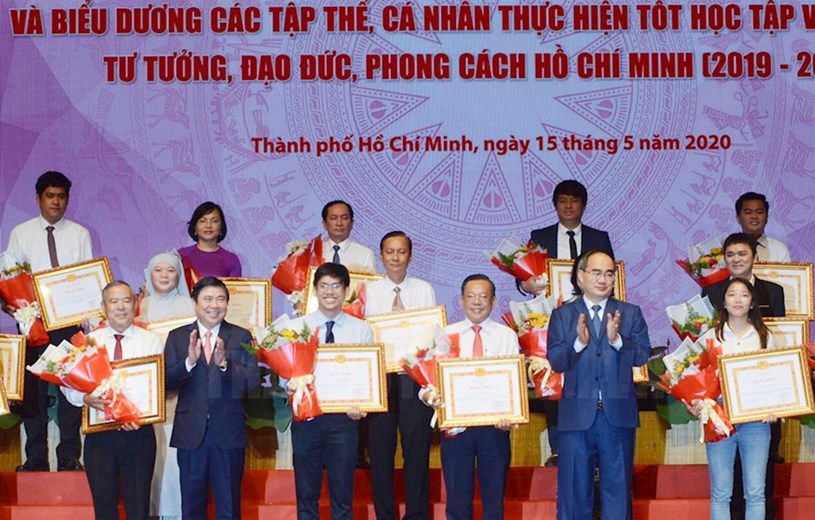 B&iacute; thư Th&agrave;nh ủy TPHCM Nguyễn Thiện Nh&acirc;n v&agrave; Chủ tịch UBND TP Nguyễn Th&agrave;nh Phong biểu dương c&aacute;c c&aacute; nh&acirc;n điển h&igrave;nh học tập v&agrave; l&agrave;m theo tư tưởng, đạo đức, phong c&aacute;ch Hồ Ch&iacute; Minh.