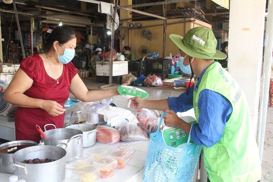 Đội h&igrave;nh &ldquo;Sống xanh - chống r&aacute;c thải nhựa&rdquo; ra qu&acirc;n tuy&ecirc;n truyền đến tiểu thương chợ Long Phước sử dụng sản phẩm th&acirc;n thiện với m&ocirc;i trường