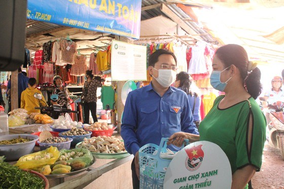 B&iacute; thư thứ nhất Trung ương Đo&agrave;n TNCS Hồ Ch&iacute; Minh Nguyễn Anh Tuấn tuy&ecirc;n truyền người d&acirc;n sử dụng sản phẩm th&acirc;n thiện m&ocirc;i trường