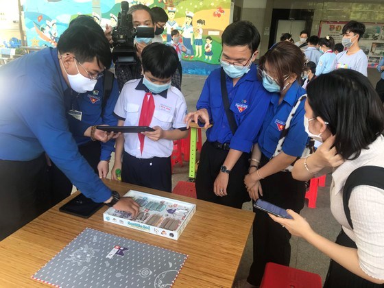 Đo&agrave;n vi&ecirc;n, thanh ni&ecirc;n hướng dẫn c&aacute;c em học sinh trải nghiệm c&aacute;c tiện &iacute;ch c&oacute; tr&ecirc;n Chuyến xe c&ocirc;ng nghệ