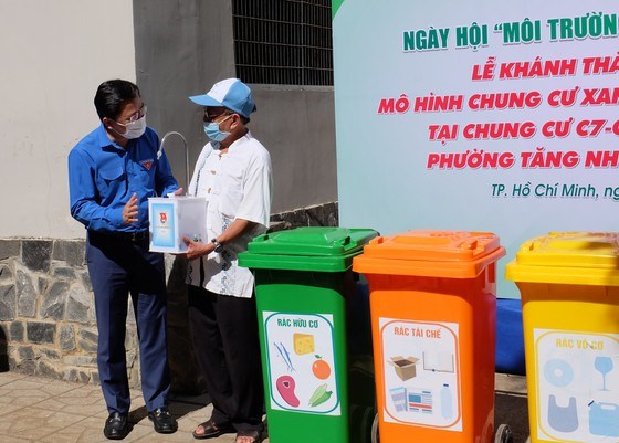 B&iacute; thư thứ nhất Trung ương Đo&agrave;n TNCS Hồ Ch&iacute; Minh Nguyễn Anh Tuấn tặng m&aacute;y khử khuẩn cảm ứng cho người d&acirc;n Chung cư C7-C9 đường Man Thiện