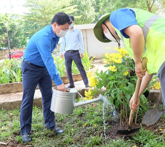 Anh Nguyễn Anh Tuấn tham gia trồng c&acirc;y, tạo mảng xanh cho khu d&acirc;n cư tại Chung cư C7-C9 đường Man Thiện