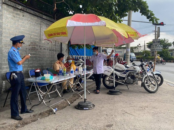 Chốt, trạm kiểm so&aacute;t ph&ograve;ng, chống dịch Covid-19 ra v&agrave;o TPHCM hoạt động cả thứ bảy, chủ nhật. Ảnh: CH&Iacute; THẠCH