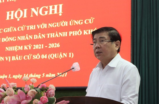 Ứng cử vi&ecirc;n Nguyễn Th&agrave;nh Phong đại diện tổ ứng cử vi&ecirc;n ghi nhận &yacute; kiến cử tri. Ảnh: MAI HOA