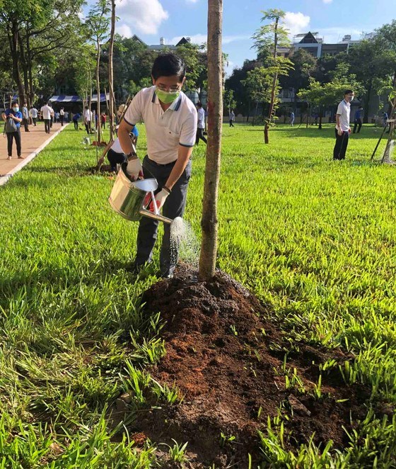 Ph&oacute; Tổng Bi&ecirc;n tập B&aacute;o S&agrave;i G&ograve;n Giải Ph&oacute;ng Nguyễn Th&agrave;nh Lợi, ứng cử vi&ecirc;n ĐB HĐND kho&aacute; X tại đơn vị bầu cử số 15, tham gia trồng c&acirc;y