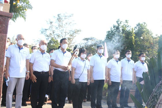 Chủ tịch UBND TPHCM Phan Văn Mãi cùng các ĐBQH dâng hương tri ân các anh hùng liệt sĩ