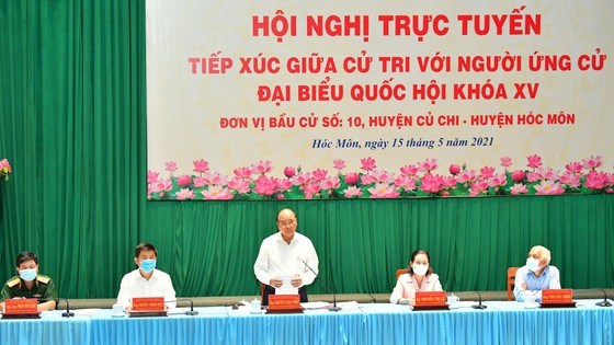 Chủ tịch nước Nguyễn Xu&acirc;n Ph&uacute;c c&ugrave;ng c&aacute;c ứng cử vi&ecirc;n đại biểu Quốc hội tiếp x&uacute;c cử tri huyện H&oacute;c M&ocirc;n. Ảnh: VIỆT DŨNG