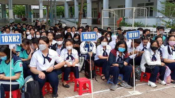 Học sinh Trường THPT Gia Định (quận B&igrave;nh Thạnh) tham dự một buổi sinh hoạt chuy&ecirc;n đề ở s&acirc;n trường.