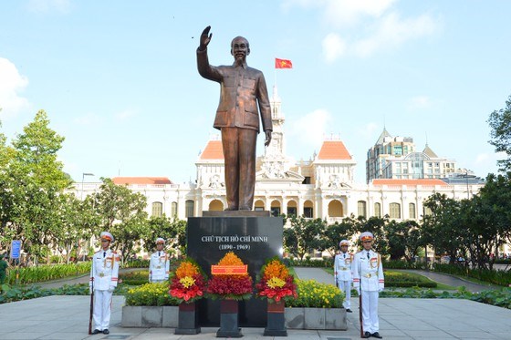 D&acirc;ng hoa tưởng nhớ Chủ tịch Hồ Ch&iacute; Minh tại C&ocirc;ng vi&ecirc;n tượng đ&agrave;i Chủ tịch Hồ Ch&iacute; Minh. Ảnh: VIỆT DŨNG