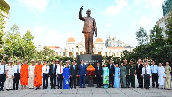 B&iacute; thư Th&agrave;nh ủy TPHCM Nguyễn Thiện Nh&acirc;n v&agrave; đo&agrave;n đại biểu TPHCM chụp h&igrave;nh lưu niệm tại C&ocirc;ng vi&ecirc;n tượng đ&agrave;i Chủ tịch Hồ Ch&iacute; Minh. Ảnh: VIỆT DŨNG