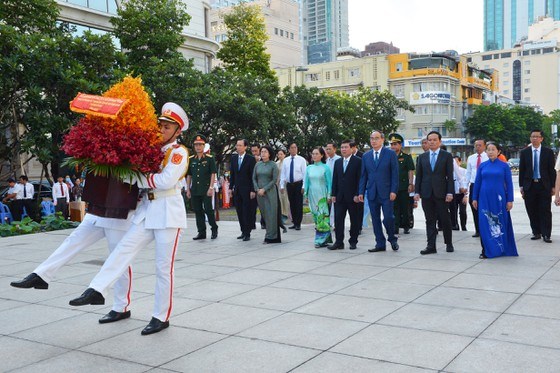 B&iacute; thư Th&agrave;nh ủy TPHCM Nguyễn Thiện Nh&acirc;n v&agrave; đo&agrave;n đại biểu TPHCM d&acirc;ng hoa tưởng niệm Chủ tịch Hồ Ch&iacute; Minh tại C&ocirc;ng vi&ecirc;n tượng đ&agrave;i Chủ tịch Hồ Ch&iacute; Minh. Ảnh: VIỆT DŨNG