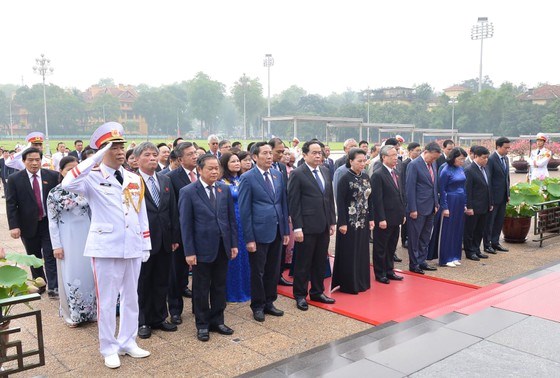 L&atilde;nh đạo Đảng, Nh&agrave; nước v&agrave; c&aacute;c đại biểu Quốc hội v&agrave;o Lăng viếng Chủ tịch Hồ Ch&iacute; Minh. Ảnh: QUANG PH&Uacute;C