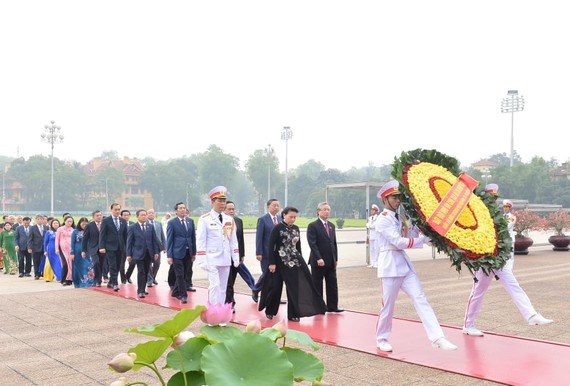 Đo&agrave;n Đại biểu Quốc hội v&agrave;o Lăng viếng Chủ tịch Hồ Ch&iacute; Minh. Ảnh: QUANG PH&Uacute;C