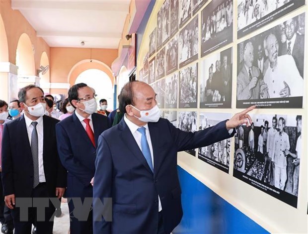 Chủ tịch nước Nguyễn Xu&acirc;n Ph&uacute;c tham quan Triển l&atilde;m H&igrave;nh ảnh v&agrave; H&igrave;nh tượng Chủ tịch Hồ Ch&iacute; Minh trong c&aacute;c t&aacute;c phẩm điện ảnh&nbsp;tại Bảo t&agrave;ng Hồ Ch&iacute; Minh - Chi nh&aacute;nh Th&agrave;nh phố Hồ Ch&iacute; Minh. (Ảnh: Thống Nhất/TTXVN)