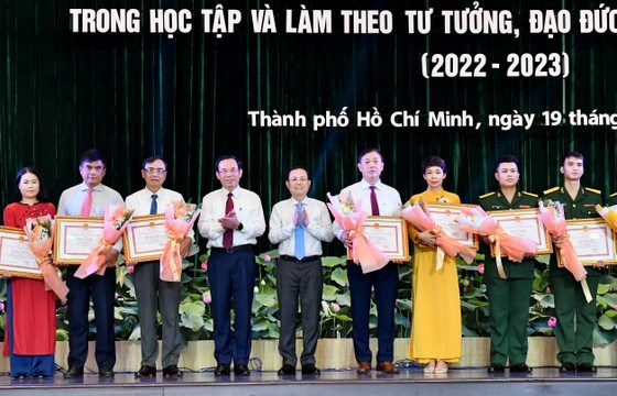 B&iacute; thư Th&agrave;nh ủy TPHCM Nguyễn Văn N&ecirc;n v&agrave; Ph&oacute; B&iacute; thư Th&agrave;nh ủy TPHCM Nguyễn Văn Hiếu tặng bằng khen cho c&aacute;c điển h&igrave;nh xuất sắc tại buổi lễ. Ảnh: VIỆT DŨNG