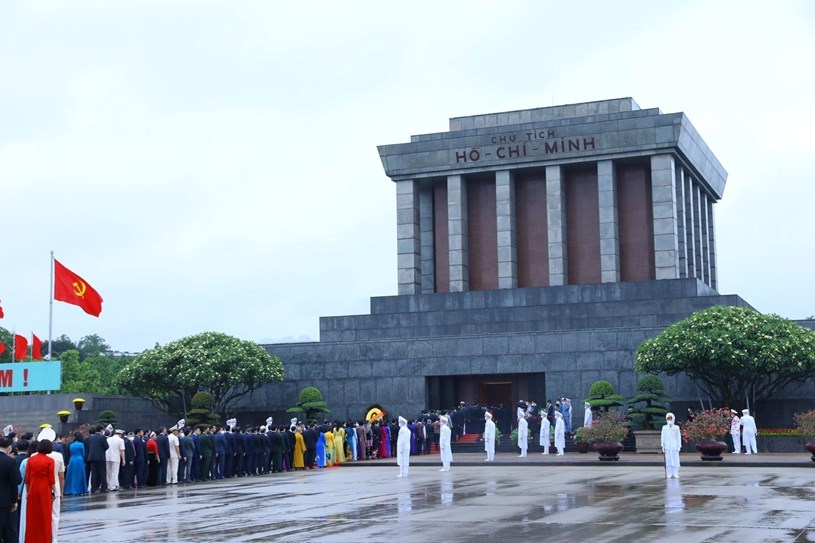 C&ocirc;ng lao của Chủ tịch Hồ Ch&iacute; Minh với d&acirc;n tộc ta như non cao, biển rộng! Trong ảnh:&nbsp;D&ograve;ng người v&agrave;o Lăng viếng Chủ tịch&nbsp;Hồ Ch&iacute; Minh. (Nguồn:&nbsp;TTXVN)