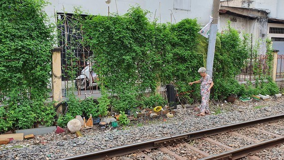Người d&acirc;n trồng rau trong khu vực an to&agrave;n đường sắt