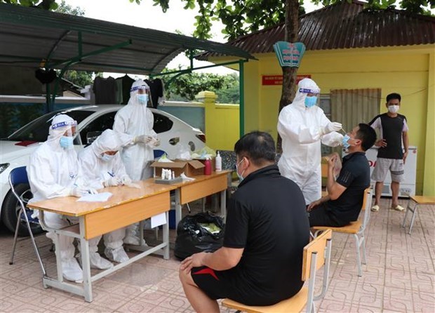 Lực lượng y tế tiến h&agrave;nh lấy mẫu x&eacute;t nghiệm tại Trường Phổ th&ocirc;ng D&acirc;n tộc b&aacute;n tr&uacute; Tiểu học Ph&igrave;n Hồ (x&atilde; Ph&igrave;n Hồ, huyện Nậm Pồ, tỉnh Điện Bi&ecirc;n). (Ảnh: TTXVN)