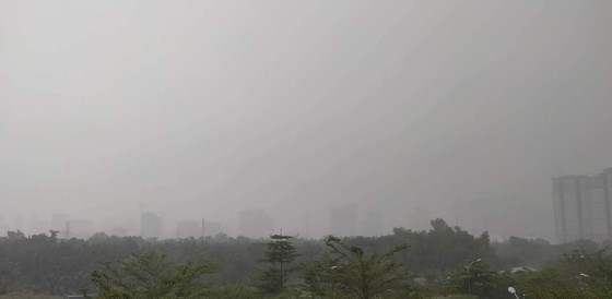 Mưa d&ocirc;ng ở TPHCM trưa 21-5. Ảnh: QUỐC ANH