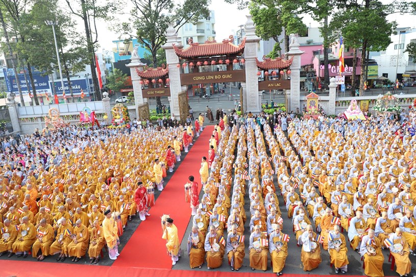 Đ&ocirc;ng đảo chư t&ocirc;n đức tăng ni, Phật tử tập trung về lễ đ&agrave;i ch&iacute;nh tại Việt Nam Quốc tự để tham dự đại lễ - Ảnh: VGP/Vũ Phong &nbsp;