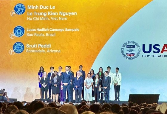 Em L&ecirc; Minh Đức v&agrave; em L&ecirc; Nguyễn Trung Ki&ecirc;n (TPHCM) nhận giải đặc biệt do tổ chức US Agency for International Development trao tặng.