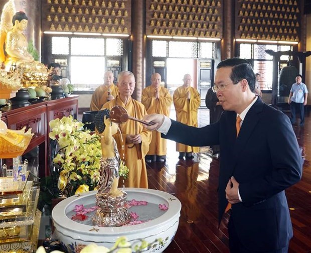 Chủ tịch nước V&otilde; Văn Thưởng thực hiện nghi thức tắm Phật tại ch&ugrave;a Hu&ecirc; Nghi&ecirc;m. (Ảnh: Thống Nhất/TTXVN)