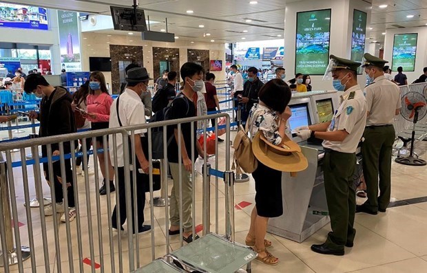 H&agrave;nh kh&aacute;ch l&agrave;m thủ tục an ninh khi đi m&aacute;y bay. (Ảnh: CTV/Vietnam+)