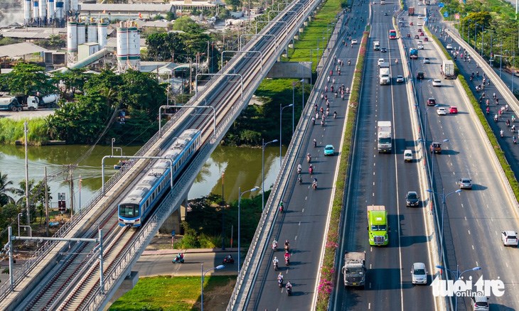 TP.HCM sẽ c&oacute; đa phương tiện kết nối v&agrave;o tuyến metro số 1 phục vụ người d&acirc;n đi lại thuận tiện như xe bu&yacute;t, xe đạp, xe điện... - Ảnh: CH&Acirc;U TUẤN