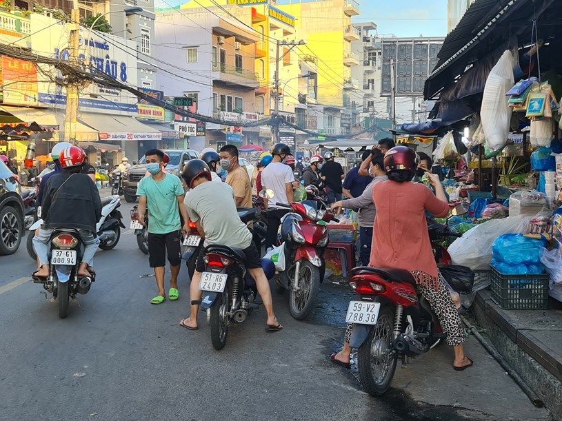 Tập trung đ&ocirc;ng người tại một khu chợ tr&ecirc;n địa b&agrave;n quận G&ograve; Vấp trước giờ thực hiện gi&atilde;n c&aacute;ch (Đ&igrave;nh Lễ - HCDC)