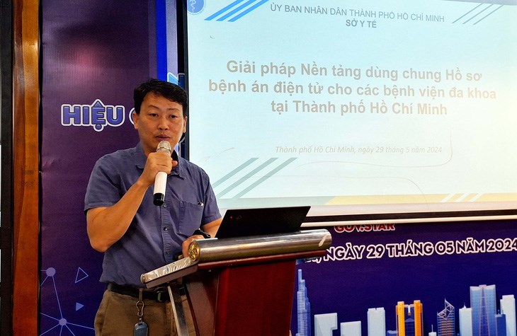 BSCK2 B&ugrave;i Nguyễn Th&agrave;nh Long - ph&oacute; trưởng ph&ograve;ng nghiệp vụ y, Sở Y tế TP. HCM - tr&igrave;nh b&agrave;y về "đặt h&agrave;ng" bệnh &aacute;n điện tử - Ảnh: TRỌNG NH&Acirc;N