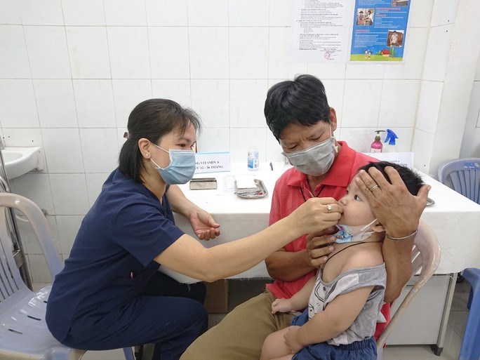 Trẻ được uống vitamin A tại Trạm Y tế phường 12, quận T&acirc;n B&igrave;nh, TP HCM.