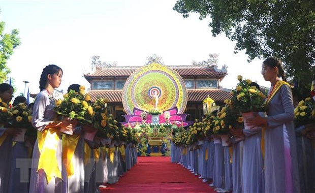 Đại lễ Phật đản diễn ra trang nghi&ecirc;m tại tổ đ&igrave;nh Từ Đ&agrave;m. (Ảnh: Tường Vi/TTXVN)
