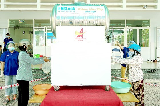 UBND phường Thạnh Lộc, quận 12 triển khai c&acirc;y ATM gạo trong thời gian gi&atilde;n c&aacute;ch. Ảnh: TẤN TH&Agrave;NH