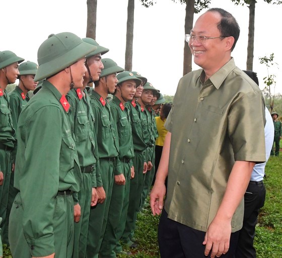 Ph&oacute; B&iacute; thư Th&agrave;nh ủy TPHCM Nguyễn Hồ Hải thăm hỏi chiến sĩ Sư đo&agrave;n 302. Ảnh: VIỆT DŨNG