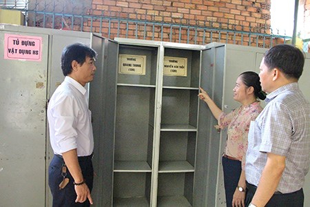 &Ocirc;ng Mai Phương Li&ecirc;n&nbsp;- Ph&oacute; Trưởng ph&ograve;ng Kế hoạch t&agrave;i ch&iacute;nh, Sở GD-ĐT TP.HCM (&aacute;o kẻ) kiểm tra tại điểm thi Trường THCS Nguyễn Văn Trỗi