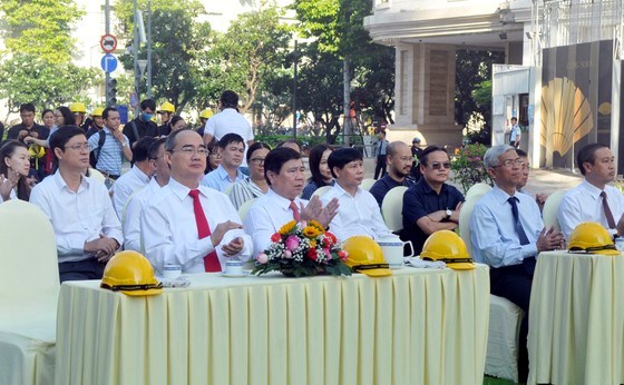 B&iacute; thư Th&agrave;nh ủy TPHCM&nbsp;Nguyễn Thiện Nh&acirc;n,&nbsp;Chủ tịch UBND TPHCM&nbsp;Nguyễn Th&agrave;nh Phong c&ugrave;ng l&atilde;nh đạo TP tham dự lễ khởi c&ocirc;ng, s&aacute;ng 5-6-2020. Ảnh: CAO THĂNG