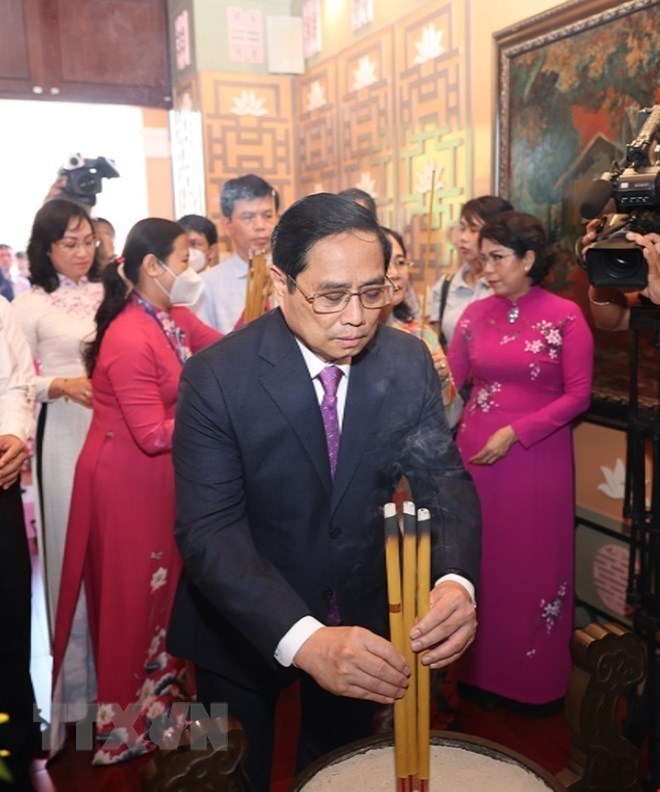 Thủ tướng Phạm Minh Chính và đoàn công tác đến dâng hương, hoa tưởng niệm Chủ tịch Tôn Đức Thắng. (Ảnh: Dương Giang/TTXVN)
