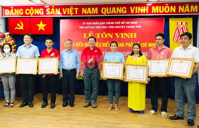 Ph&oacute; Trưởng ban D&acirc;n vận Th&agrave;nh ủy Nguyễn Văn Lưu (thứ 4 từ tr&aacute;i qua) trao Bằng khen của UBND TP cho c&aacute;c c&aacute; nh&acirc;n ti&ecirc;u biểu hiến m&aacute;u t&igrave;nh nguyện 20 lần.